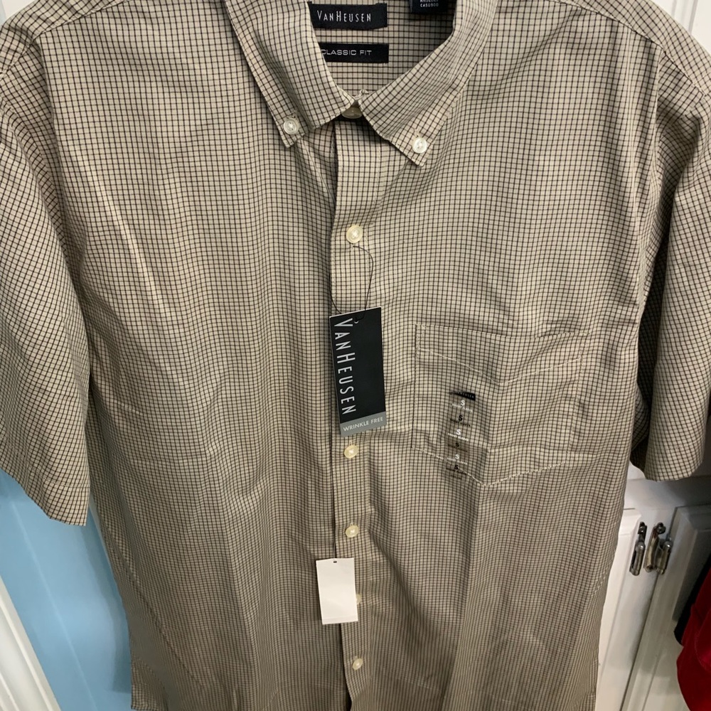 Men’s VanHuesen classic fit short sleeved shirt